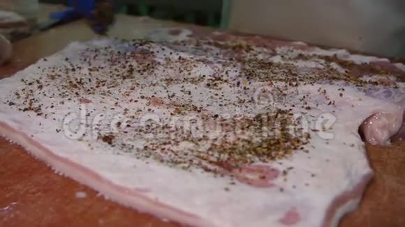 一家肉类加工厂手工生产猪肉视频的预览图
