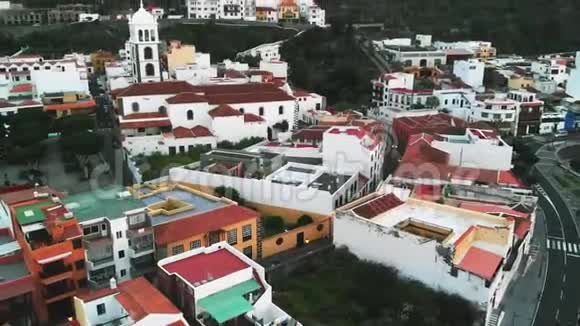鸟瞰特内里费海岸线飞越加拉奇科和圣安娜伊格莱西亚视频的预览图