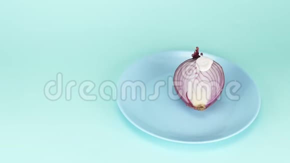 时尚的食品设计一半的洋葱用浆果粉酸奶浇水视频的预览图