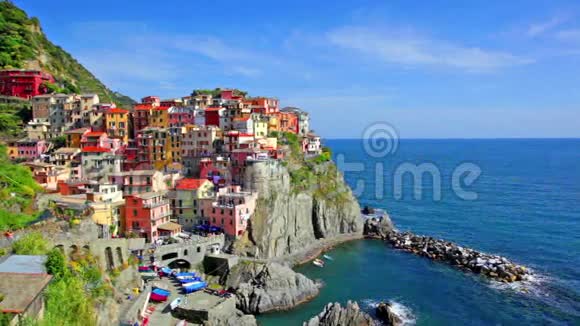 意大利日落时马纳罗拉村位于悬崖岩石和大海上视频的预览图
