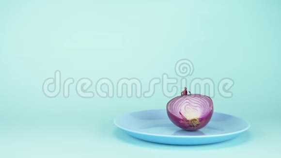 时尚的食品设计一半的洋葱用浆果粉酸奶浇水视频的预览图