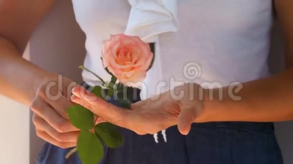 女人手里拿着玫瑰转过身来视频的预览图