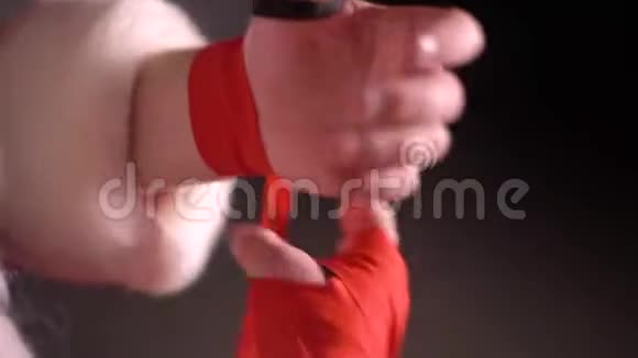 圣诞老人拳击手在墙的背景下使用红色绷带视频的预览图