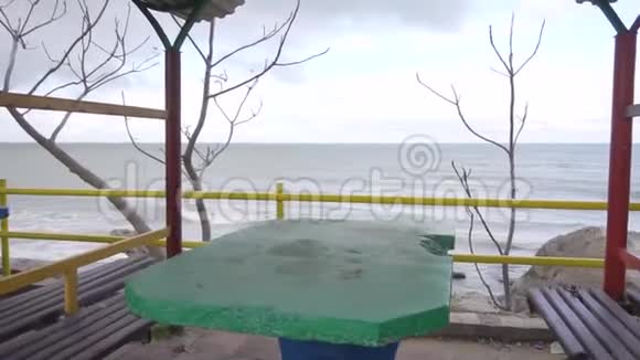 美丽的海岸线上的度假胜地的餐桌设置海浪拍打海岸视频的预览图