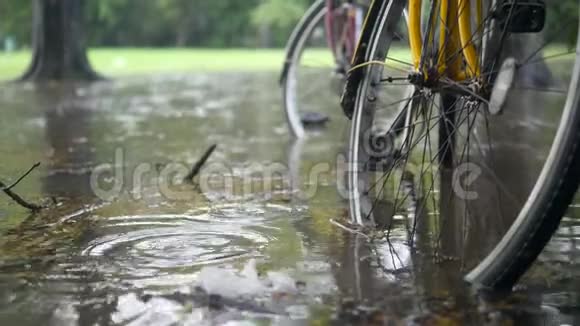 泰国的洪灾自行车站在深水坑里亚洲气候变化后的暴雨季节视频的预览图