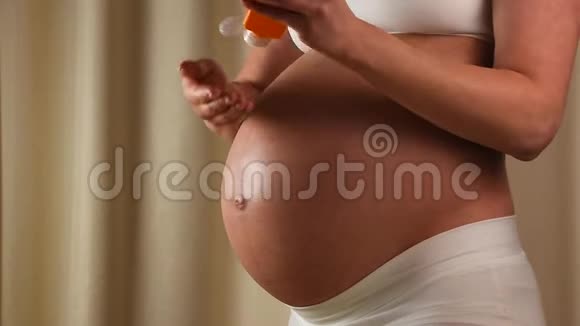 孕妇用乳膏治疗腹部视频的预览图