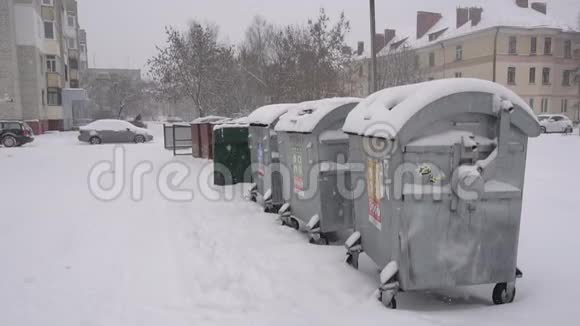 垃圾堆放在院子里下雪冬天背景污染视频的预览图