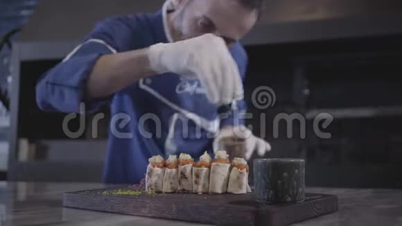 专业厨师烹饪美味的烤肉串包裹在拉瓦什皮塔现代餐厅附近土耳其菜视频的预览图
