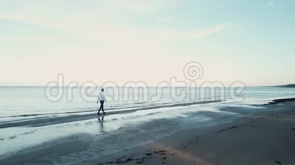 一个在夏天沿着海滩散步的跟随着视频的预览图