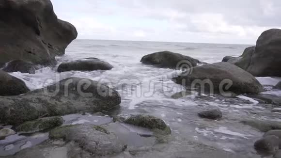 海水破浪后迅速涌进海滩和海岸视频的预览图