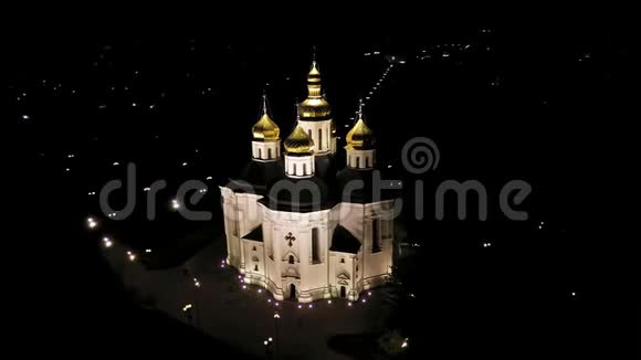 夜晚用黄金屋俯瞰教堂的空中景色把摄像机从被摄物上移开视频的预览图