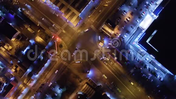 鸟瞰夜景到夜城十字路口视频的预览图