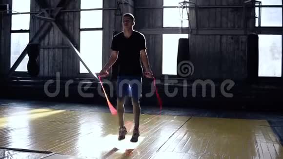 前景男子穿蓝色短裤跳绳在拳击健身房心脏锻炼和拳击健康观念视频的预览图