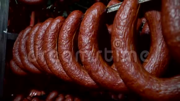 肉行业香肠的生产在烤箱里熏香肠视频的预览图