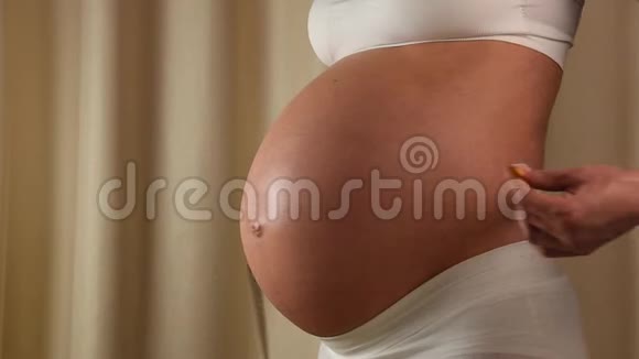 孕妇用卷尺检查腹部视频的预览图