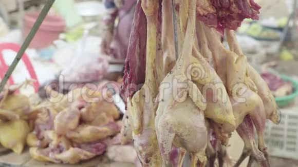 西哈努克城的市场柬埔寨亚洲多只飞蝇鸡尸视频的预览图