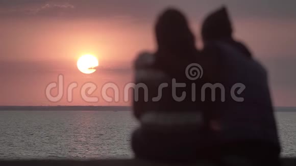 日落时分在海边的一对男女慢动作视频的预览图
