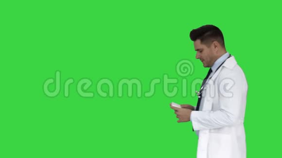 医生展示维生素并在绿色屏幕上用相机谈论它们Chroma键视频的预览图