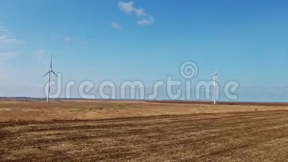 风轮景观鸟瞰图风电场生态场在美丽的晴天秋日可再生清洁能源视频的预览图