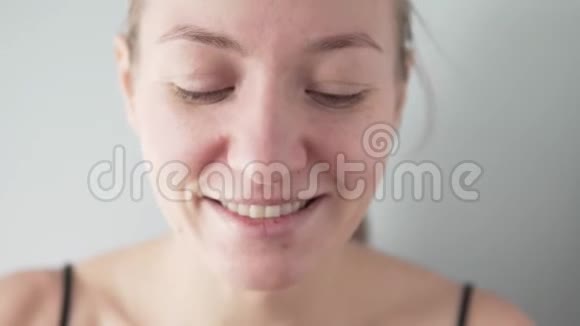美丽的年轻女子在眼睛周围做皮肤护理视频的预览图