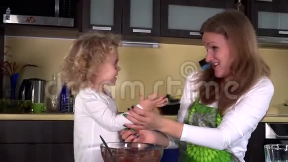 淘气的妈妈和可爱的女儿厨房里有巧克力脏脸视频的预览图