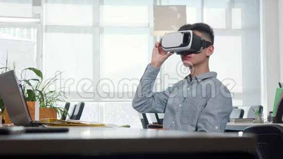 年轻商人在工作中使用3dvr眼镜视频的预览图