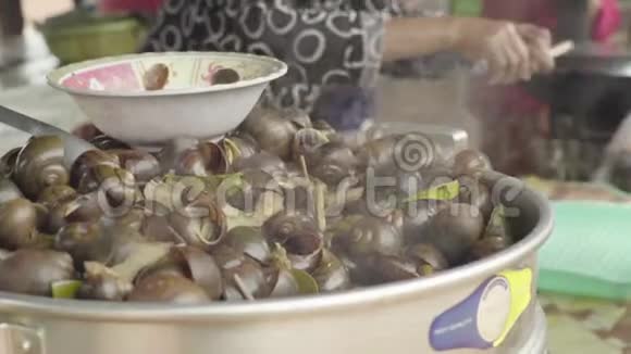 西哈努克城的市场柬埔寨亚洲煮蜗牛视频的预览图