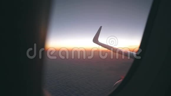 日落日出时的飞机窗口视图视频的预览图