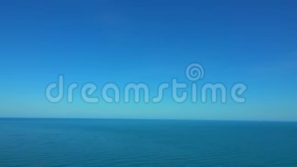 远处海景中的蓝色地平线视频的预览图