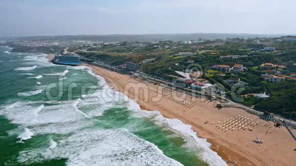 葡萄牙新特拉普拉亚格兰德的俯视图欧洲白色波浪在长长的沙滩上破浪前进翡翠视频的预览图