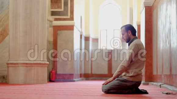 穆斯林年轻男性在清真寺祈祷视频的预览图