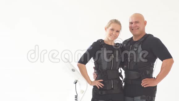 年轻的幸福夫妇享受EMS套装的培训视频的预览图