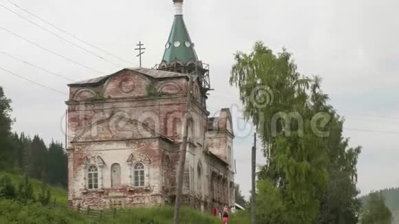 重建期间旧乌拉尔村的大型俄罗斯基督教教堂视频的预览图