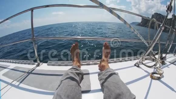 光脚的人坐在海上游艇上视频的预览图