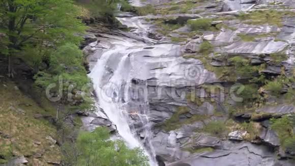 意大利山区的野生瀑布在石质地的纯野高地瀑布视频的预览图
