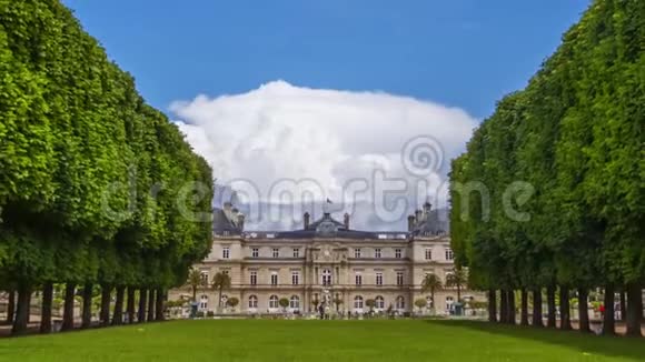 卢森堡花园上空的云彩时间推移视频的预览图