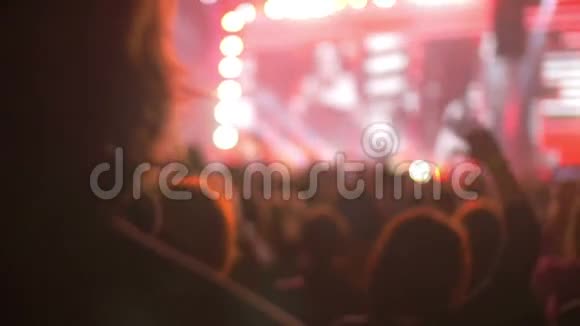 晚上的流行音乐音乐会上人们站在后面视频的预览图