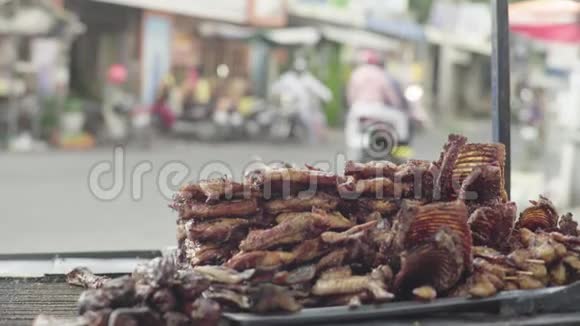 金边市场柬埔寨亚洲柜台上的炸肉视频的预览图
