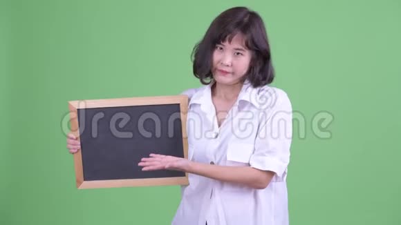 穿着衣服的亚洲女商人拿着黑板竖起大拇指视频的预览图