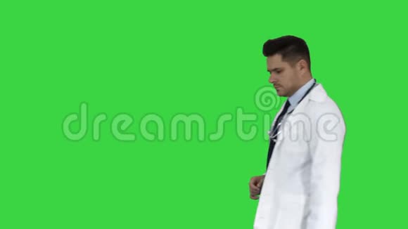 男医生医学专业人士在绿色屏幕上做点手势并在背景上呈现一些东西视频的预览图