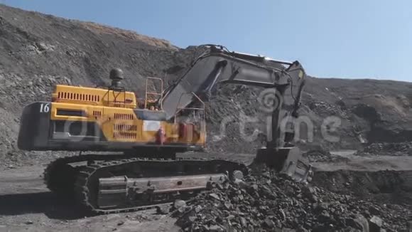 挖掘机在煤矿上挖掘视频的预览图
