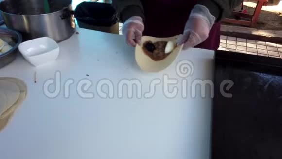 供应商生产肉类Empanada折叠玉米饼和关闭最后单位视频的预览图