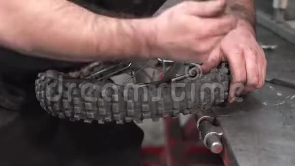 修理损坏的摩托车轮胎修理车间视频的预览图