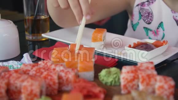 小女孩用筷子吃寿司视频的预览图