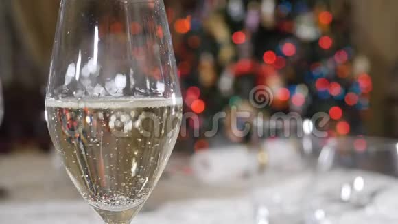 在缓慢的运动中注入香槟模糊的圣诞灯闪烁的花环背景圣诞节和新年视频的预览图