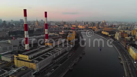 日落时鸟瞰莫斯科市和莫斯科河特大城市中心的工业管道4K视频的预览图