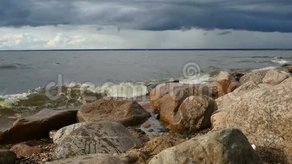 湖岸大巨石在前景视频的预览图