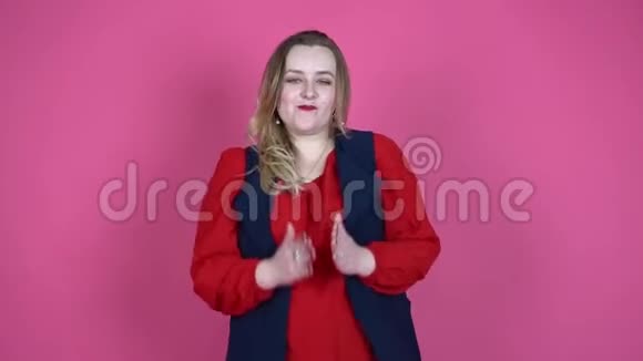 迷人的加上大小的女人在粉红色背景下跳舞和大笑的肖像情感概念视频的预览图