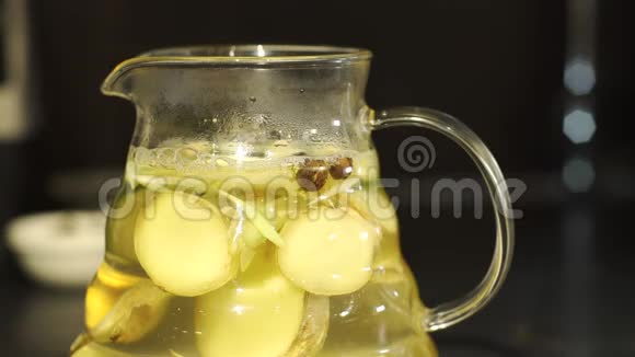 玻璃罐中加姜的草药茶视频的预览图