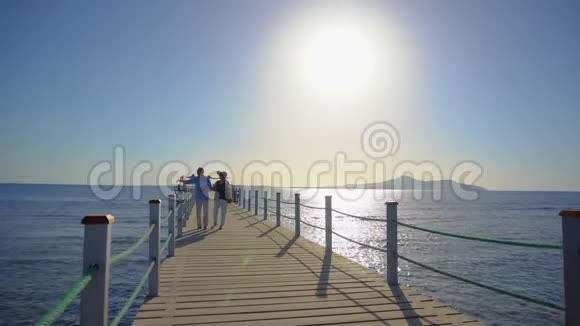 老两口在红海码头散步喜欢度假的人情人节天视频的预览图